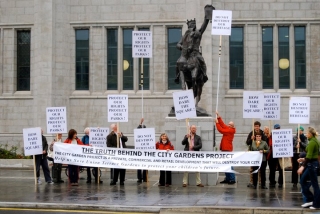 a-vocal-minority-attend-the-opening-of-hallowed-marischal-college-21-june-2011