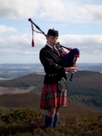 bennachie-raf-memorial-lone-piper-pic