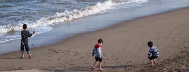 kids-playing-on-aberdeen-beach-by-pete-thomson