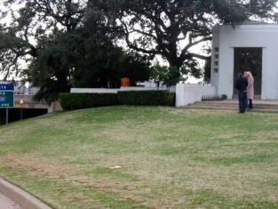 p77278-dallas-the_infamous_grassy_knoll