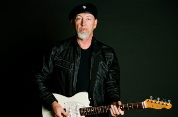 richardthompson-and-guitar-by-pamela-littky-aberdeen-voice