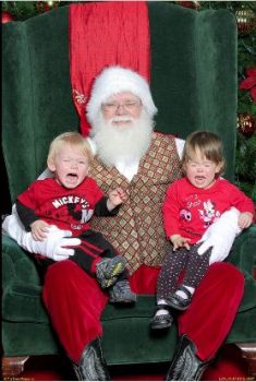 santa-with-traumatised-children-creepy-santa-com